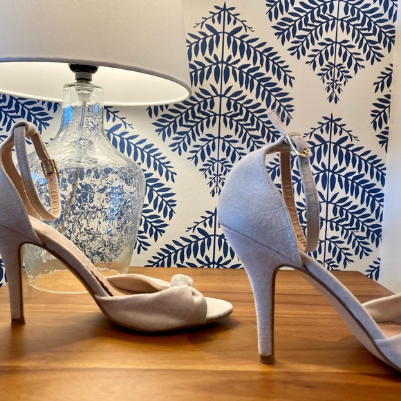 Cream suede heels.  Size 8 - Picture 8 of 9